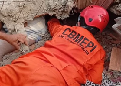 BOMBEIROS RESGATAM CRIAN�A E ADOLESCENTES COM VIDA AP�S DESABAMENTO EM BARRAS